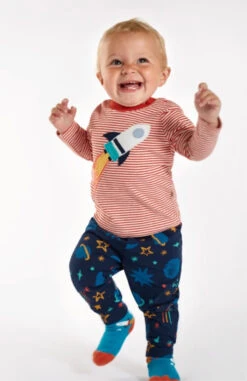 Frugi MAWGAN COSMIC NIGHTS/BONFIRE STRIPE OUTFIT